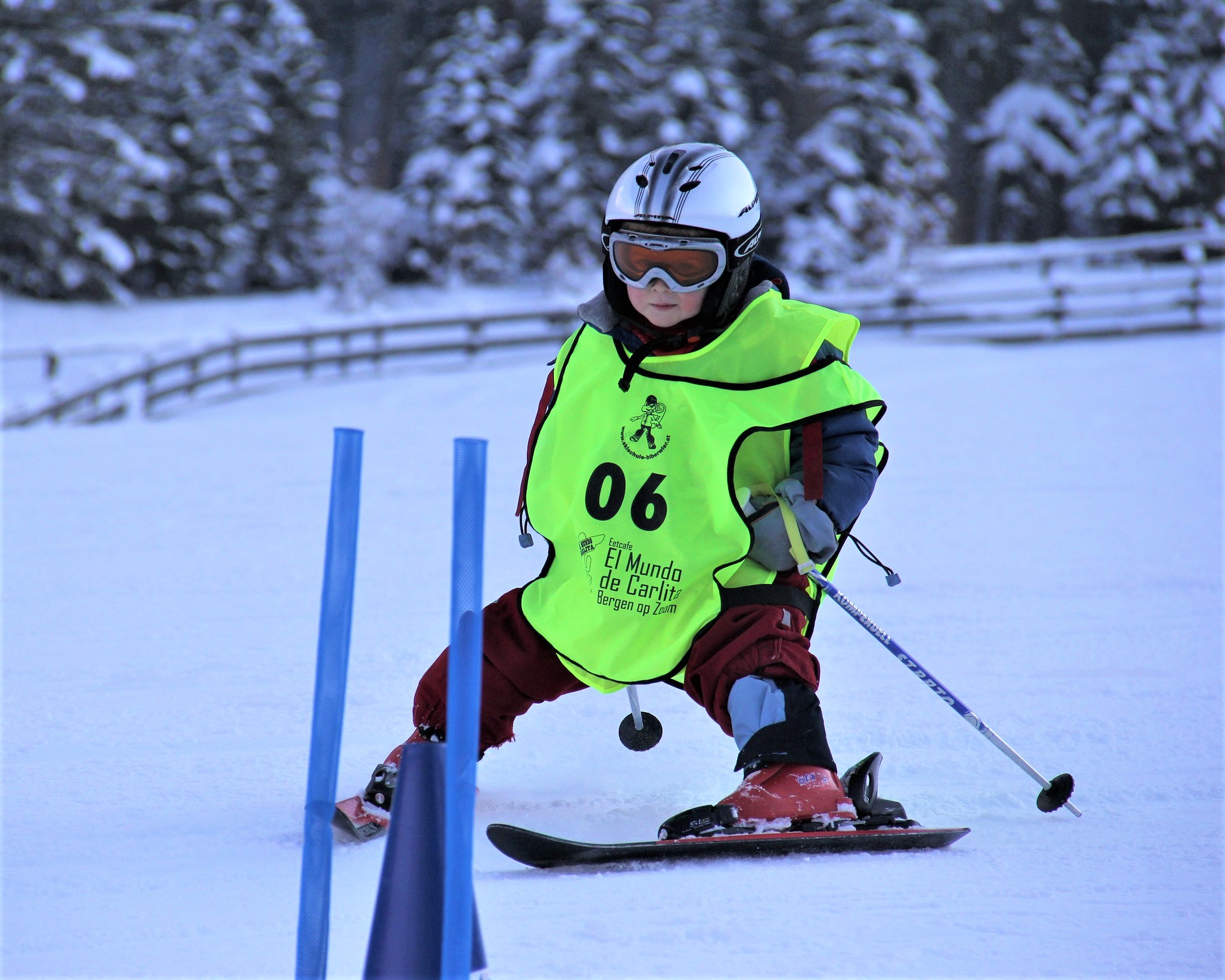 Kinderrennläufer auf Skiern